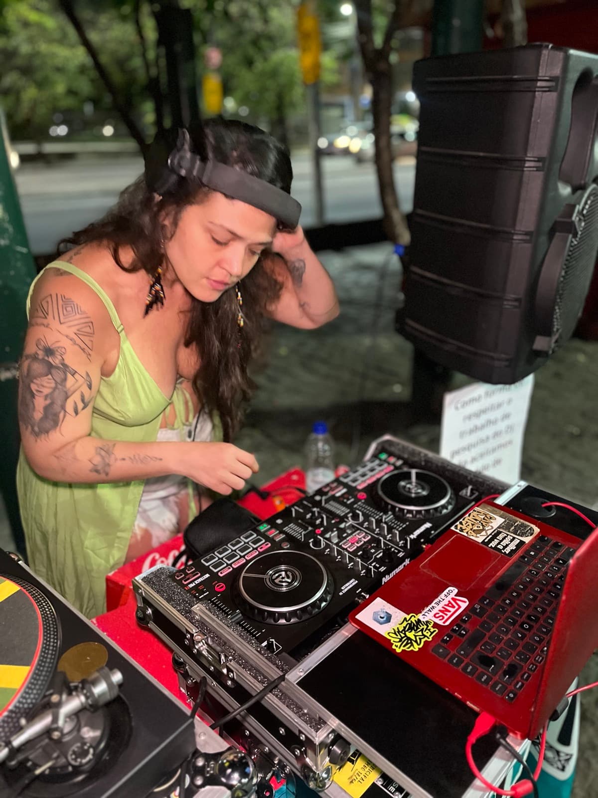 Tha Redig ao vivo com controladora e notebook
