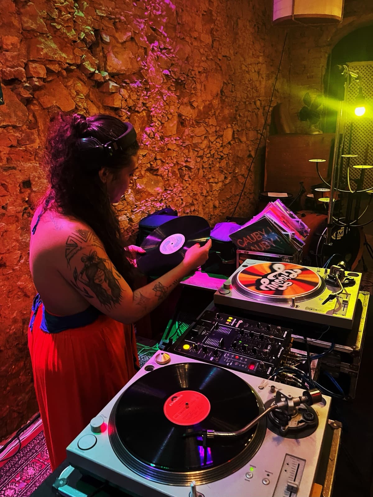 Tha Redig escolhendo vinil no set