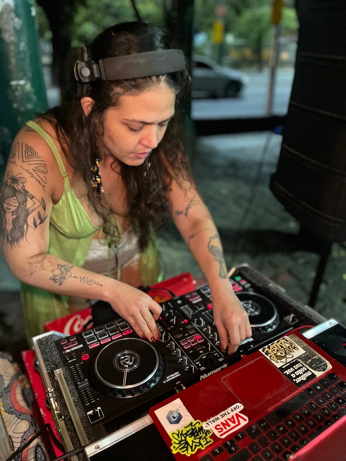Tha Redig acompanhando o vinil no toca-discos