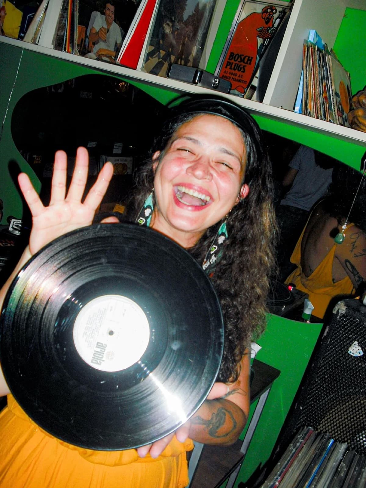Tha Redig rindo segurando um vinil